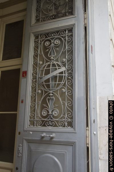 Globe sur la porte de la Sociedade de Geografia de Lisboa. Photo © André M. Winter