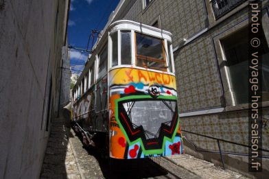 Ascensor do Lavra couvert de graffiti. Photo © André M. Winter