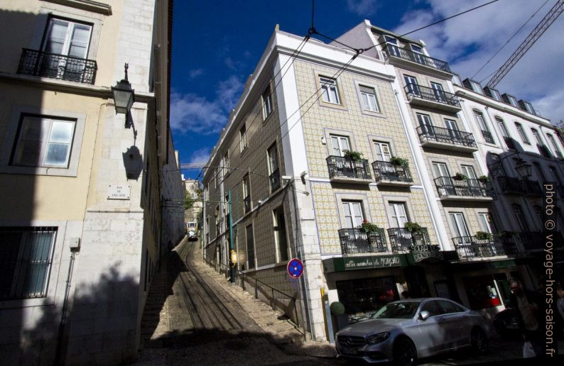 Calçada do Lavra avec les rails du funiculaire. Photo © André M. Winter
