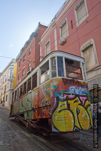 Funiculaire de Glória couvert de graffiti. Photo © Alex Medwedeff