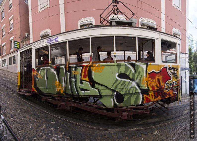 Elevador da Glória vu de côté. Photo © André M. Winter