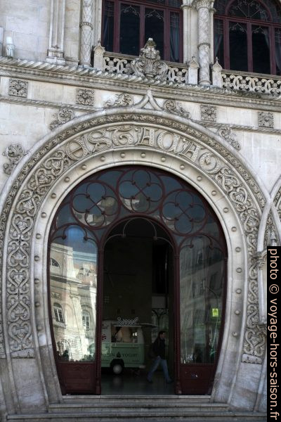 Entrée de la gare du Rossio avec un des arcs outrepassés. Photo © Alex Medwedeff