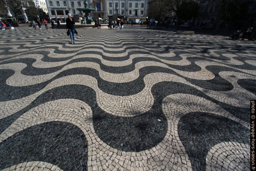 Pavé blanc et noir en vagues de la Praça D. Pedro IV. Photo © André M. Winter