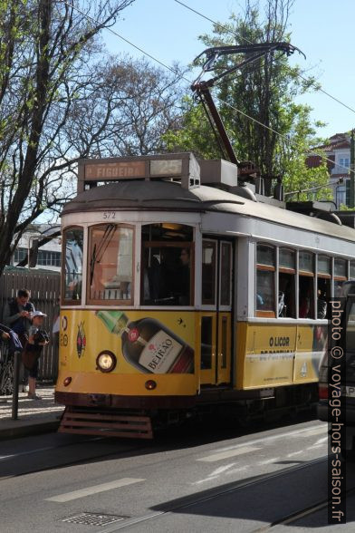 Rame 572 de la ligne 25 sur la Place du Commerce. Photo © Alex Medwedeff