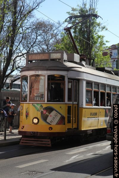 Rame 572 de la ligne 25 sur la Place du Commerce. Photo © Alex Medwedeff