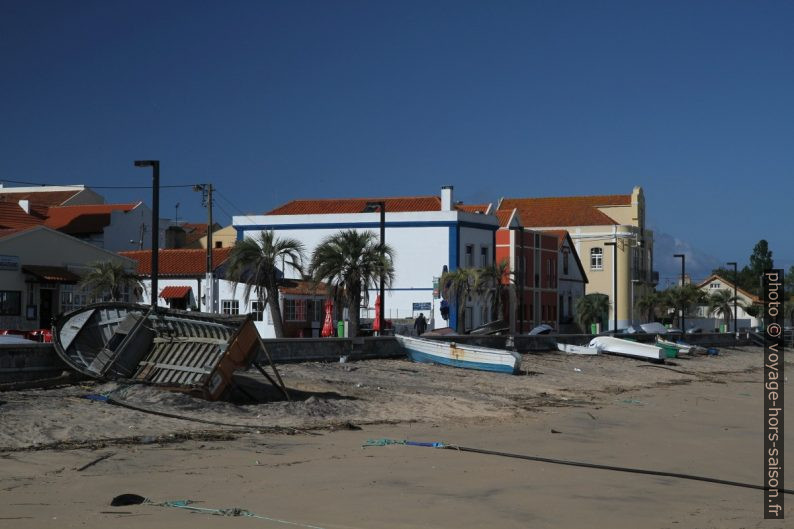 Front de plage de Trafaria. Photo © Alex Medwedeff