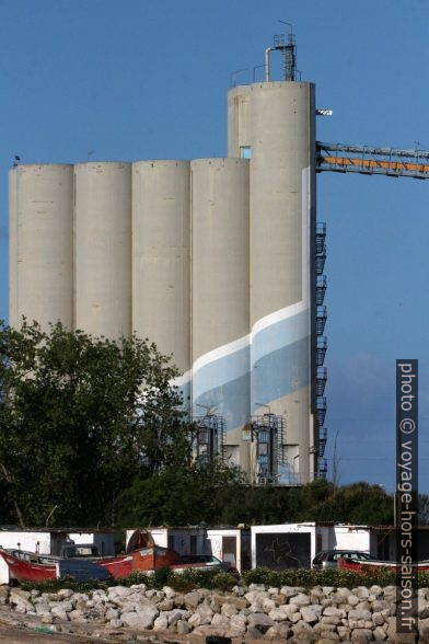 Silos du terminal maritime céréalier de Trafaria. Photo © André M. Winter