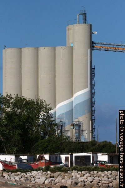 Silos du terminal maritime céréalier de Trafaria. Photo © André M. Winter