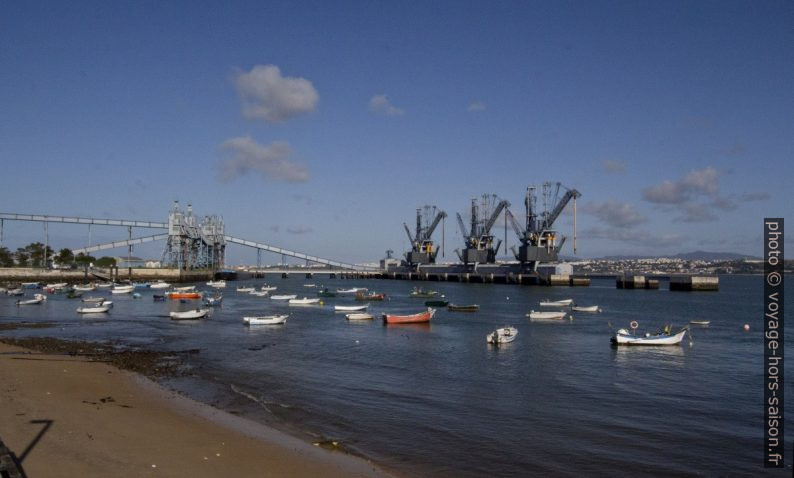 Terminal maritime de céréales de Trafaria. Photo © André M. Winter