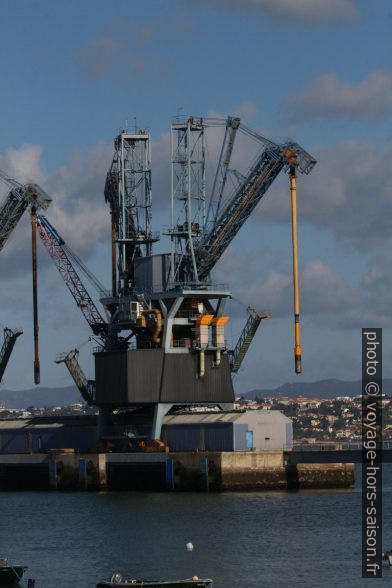 Grue du terminal maritime de céréales de Trafaria. Photo © André M. Winter