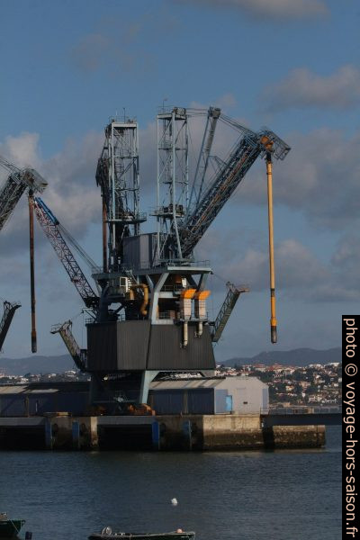 Grue du terminal maritime de céréales de Trafaria. Photo © André M. Winter