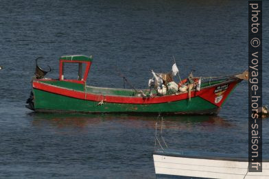 Bateau de pêche Quatro+Um à Trafaria. Photo © André M. Winter