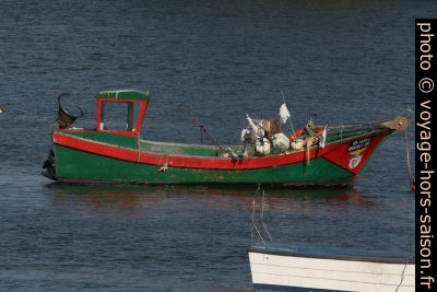Bateau de pêche Quatro+Um à Trafaria. Photo © André M. Winter