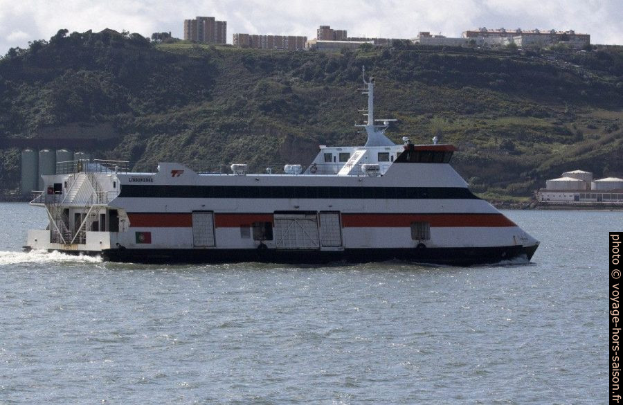 Ferry Lisbonese de Transtejo entre Belém et Trafaria. Photo © André M. Winter