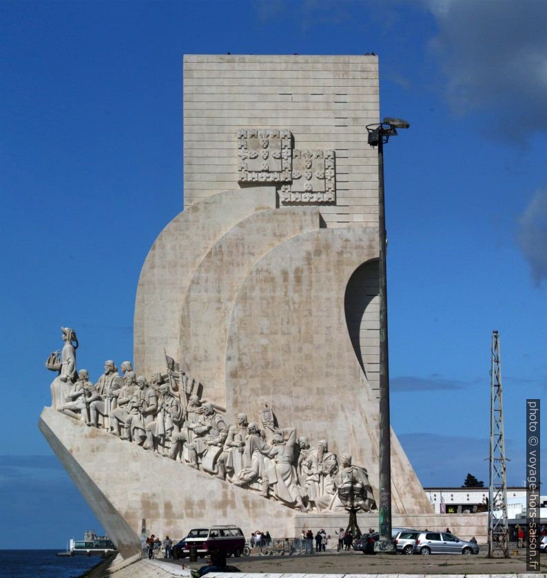 Face est du Padrão dos Descobrimentos. Photo © André M. Winter