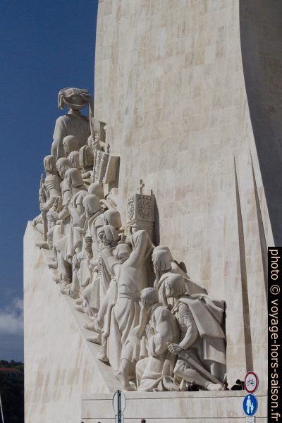 Rangée des marins portugaise célèbres du Monumento aos Descobrimentos. Photo © André M. Winter
