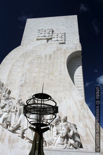 Globe stylisé et le Monument aux Découvertes. Photo © Alex Medwedeff