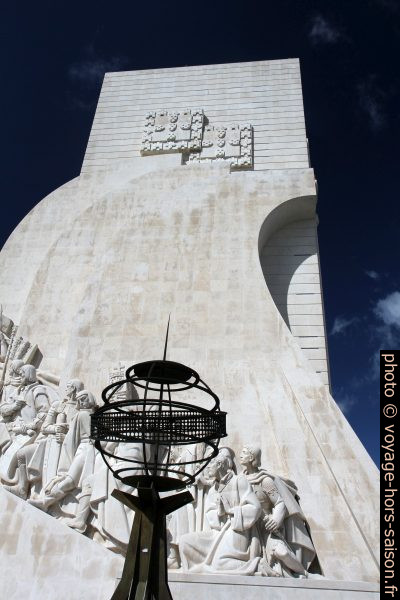Globe stylisé et le Monument aux Découvertes. Photo © Alex Medwedeff