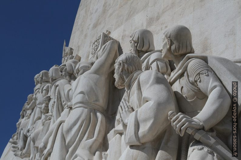 Rangée serré de célébrités sur le Padrão dos Descobrimentos. Photo © Alex Medwedeff