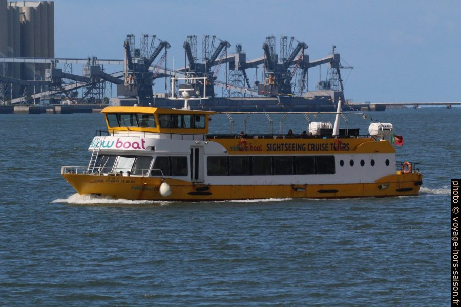 Petit bateau de croisière sur le Tage. Photo © André M. Winter