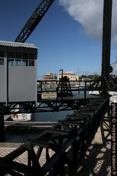 Grue dans le port Doca do Bom Sucesso. Photo © Alex Medwedeff