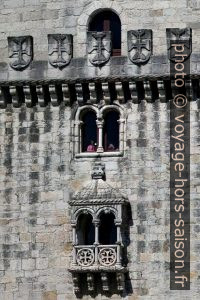 Fenêtre et balcon de style manuélin de la Tour de Belém. Photo © André M. Winter