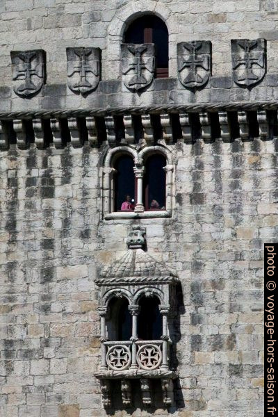 Fenêtre et balcon de style manuélin de la Tour de Belém. Photo © André M. Winter