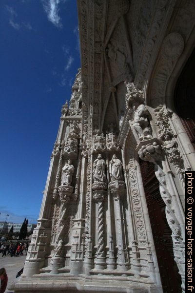 Sous l'archivolte manuéline blanche du portail sud de l'église Sainte-Marie de Belém. Photo © André M. Winter