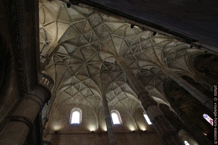 Voûte manuéline de la nef de l'église Santa Maria. Photo © André M. Winter