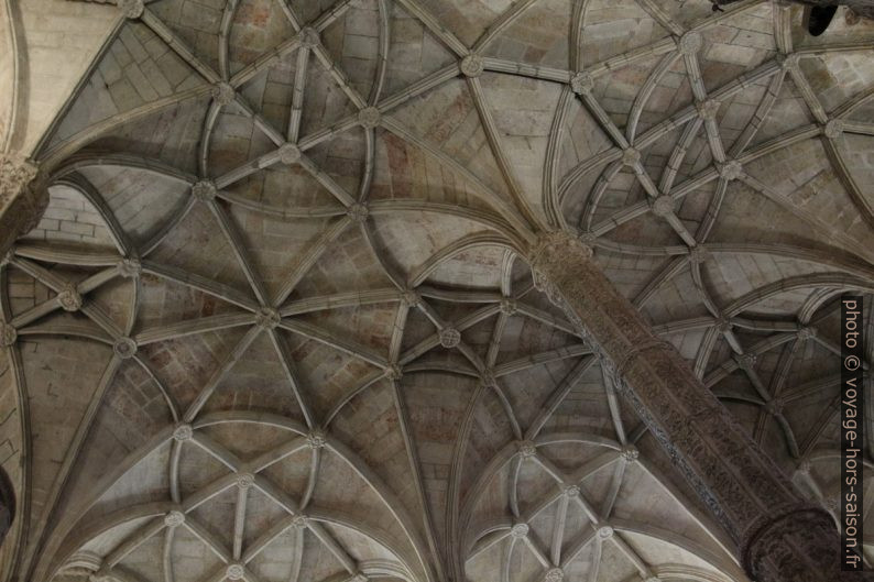 Nervures de la voûte manuéline de la nef de l'église Santa Maria. Photo © André M. Winter