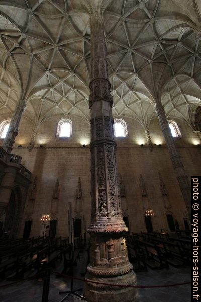 Pilier et voûte de la nef de l'église Santa Maria. Photo © André M. Winter
