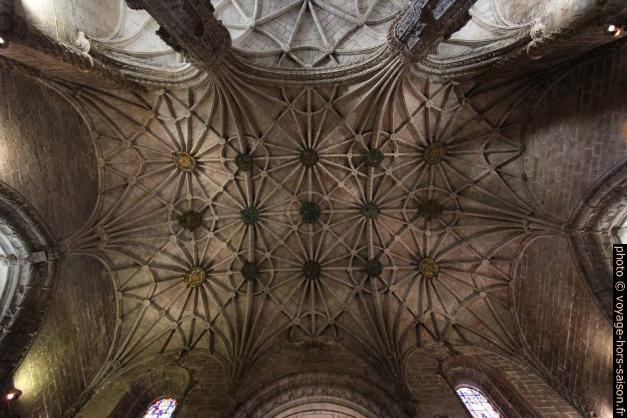 Vue verticale de la voûte de la nef de l'église Santa Maria. Photo © André M. Winter