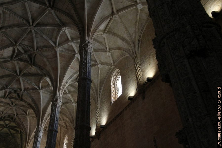 Dans la nef manuéline de l'église Santa Maria. Photo © André M. Winter
