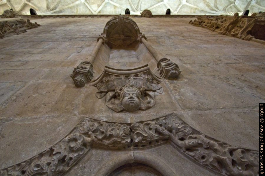 Tête avec grimace au-dessus d'une porte de l'église Santa Maria. Photo © André M. Winter
