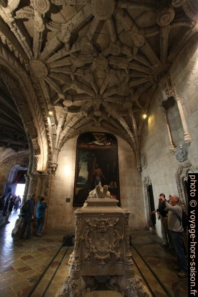 Voûte de style manuélin au-dessus du cénotaphe de Vasco da Gama. Photo © André M. Winter