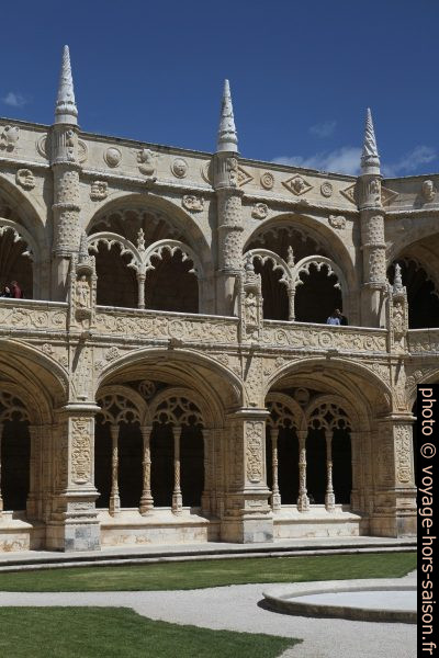 Les deux étages différents du cloître du Monastère des Hiéronymites. Photo © Alex Medwedeff