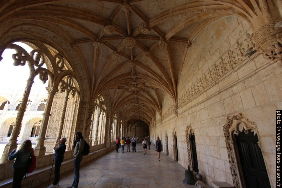 Voûte de l'étage inférieur du cloître du Monastère des Hiéronymites. Photo © André M. Winter