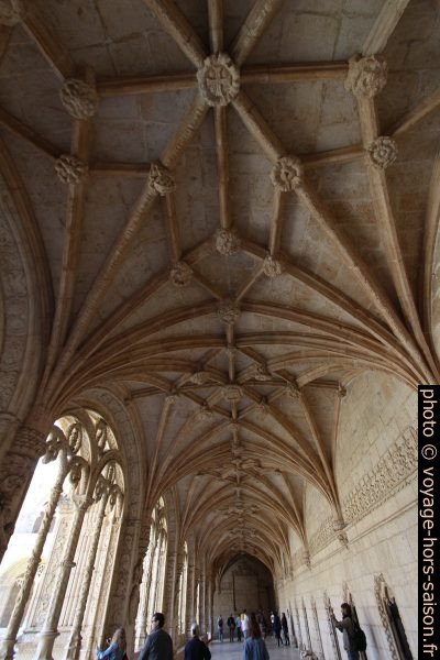 Voûte manuéline de l'étage inférieur du cloître du Mosteiro dos Jerónimos. Photo © André M. Winter