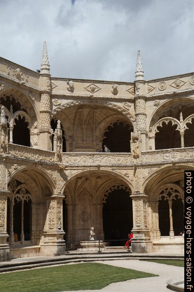 Coin nord-ouest du cloître du Mosteiro dos Jerónimos. Photo © Alex Medwedeff
