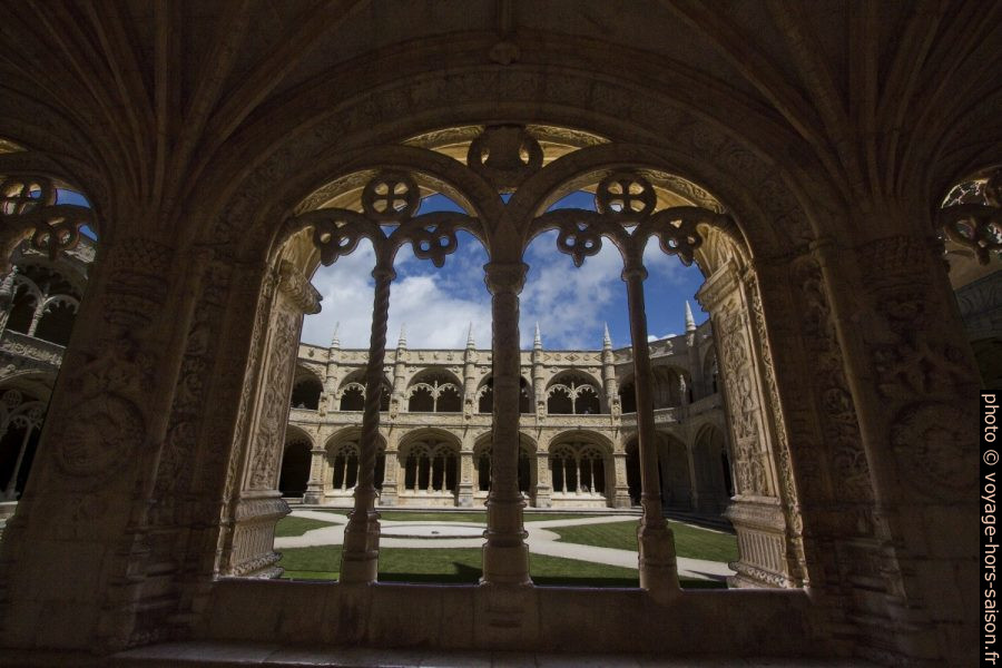 Large arcade de l'étage inférieur du cloître du Monastère des Hiéronymites. Photo © André M. Winter