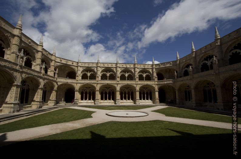 Cloître du Monastère des Hiéronymites. Photo © André M. Winter