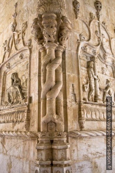 Colonnes entrelacées dans le Monastère des Hiéronymites. Photo © André M. Winter