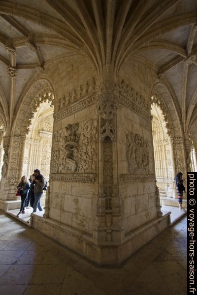 Coin intérieur du couloir bas du cloître du Mosteiro dos Jerónimos. Photo © André M. Winter