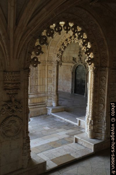 Arcs de portail manuélins dans le cloître du Mosteiro dos Jerónimos. Photo © Alex Medwedeff