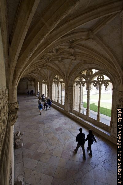 Vue de l'escalier dans l'étage bas du cloître du Monastère des Hiéronymites. Photo © André M. Winter