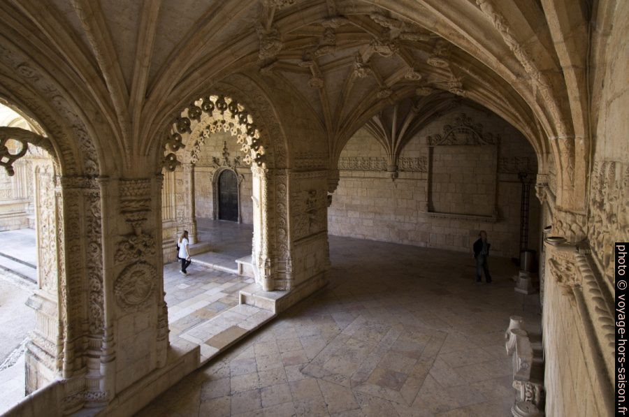 Étage inférieur du cloître du Mosteiro dos Jerónimos. Photo © André M. Winter