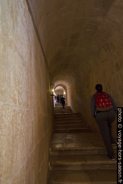 Escalier sans décor entre les étages du cloître du Monastère des Hiéronymites. Photo © André M. Winter