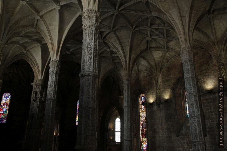 Piliers de la nef de l'église Santa Maria. Photo © Alex Medwedeff