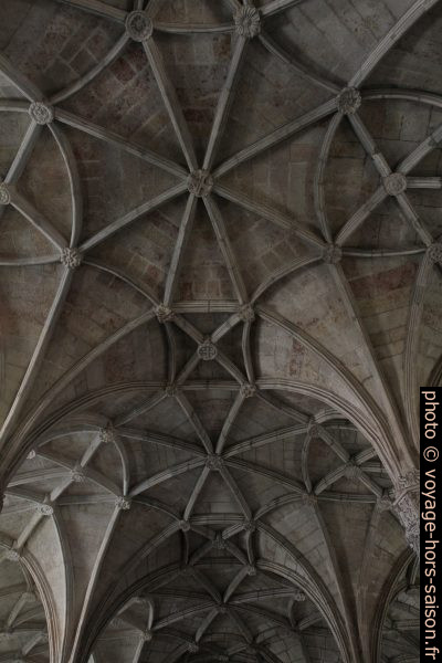 Voûte de la nef manuéline de l'église Santa Maria. Photo © Alex Medwedeff