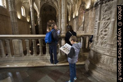 Un garçon lit des bandes dessinées pendant que ses parents admirent le style manuélin. Photo © André M. Winter